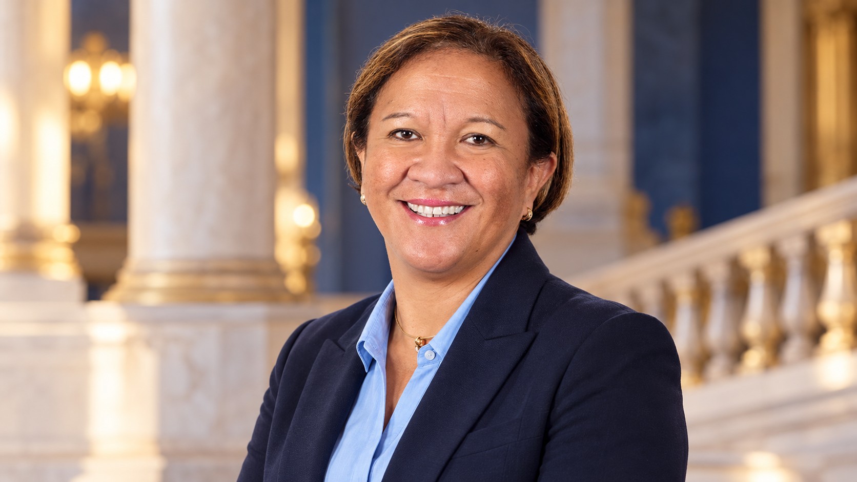 Portrait de synthèse de Lana Tetuanui devant une architecture évoquant le Sénat.